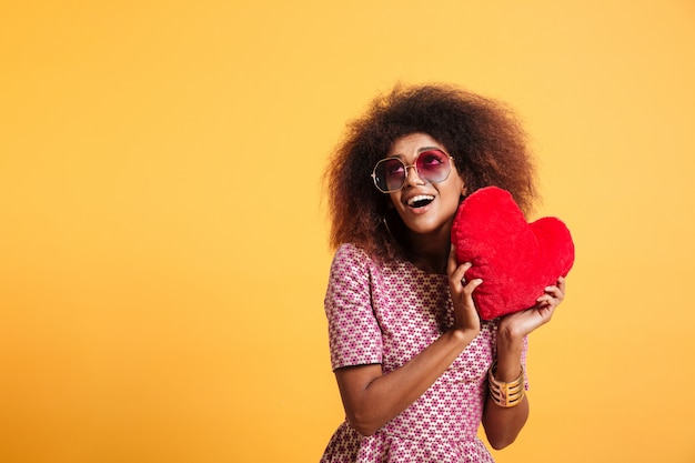 Retrato de una mujer afroamericana bonita divertida