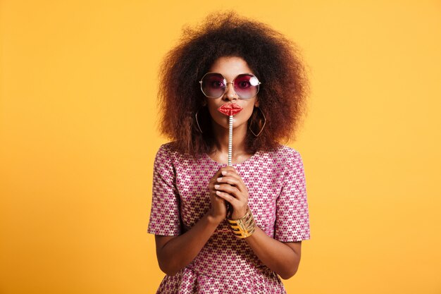 Retrato de una mujer afroamericana divertida en estilo retro