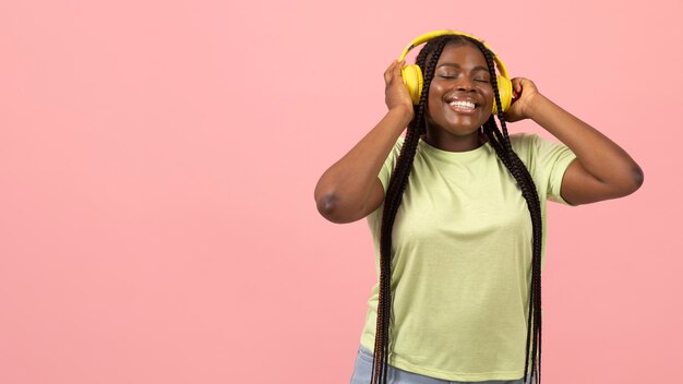 Retrato de mujer afroamericana expresiva escuchando música