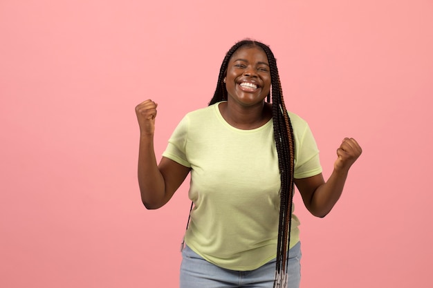 Foto gratuita retrato de mujer afroamericana expresiva