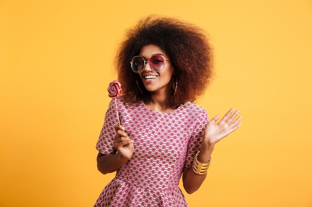 Foto gratuita retrato de una mujer afroamericana feliz en estilo retro