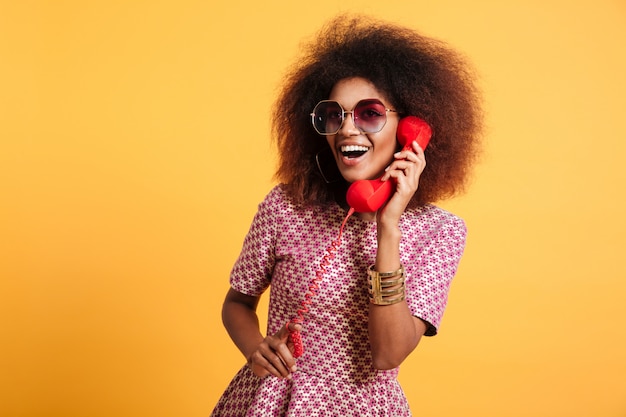 Retrato de una mujer afroamericana feliz sonriente