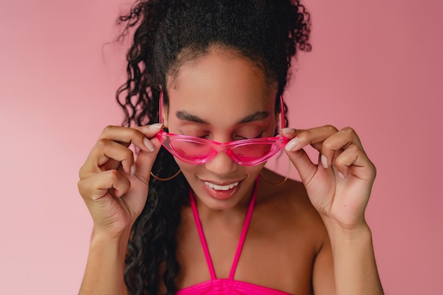 Retrato de mujer afroamericana negra en traje de verano con estilo top rosa en rosa
