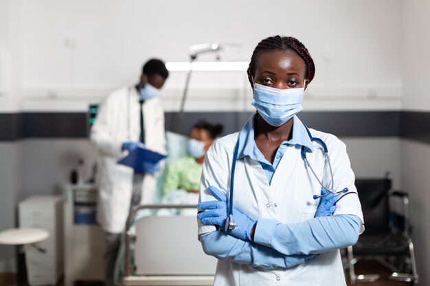 Retrato de mujer afroamericana que trabaja como médico