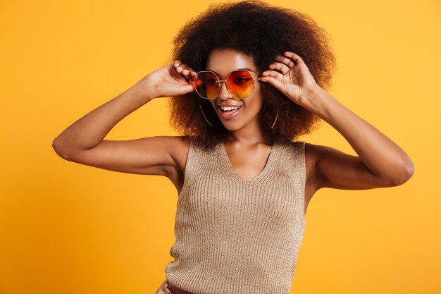 Retrato de una mujer afroamericana sonriente