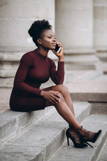 Retrato de una mujer afroamericana con teléfono