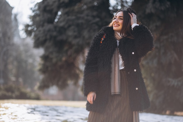 Retrato de una mujer afuera en el parque