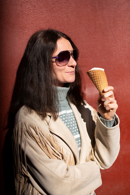 Retrato de mujer al aire libre con cono de helado