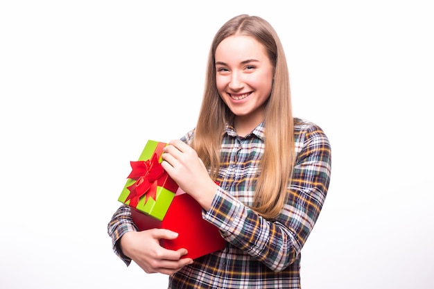 Foto gratuita retrato de una mujer alegre abriendo caja de regalo aislado en una pared blanca