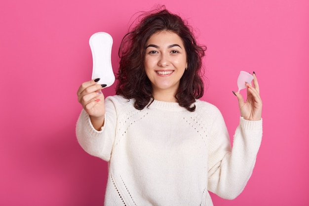 Retrato de mujer alegre alegre pelo rizado de pie aislado sobre rosa