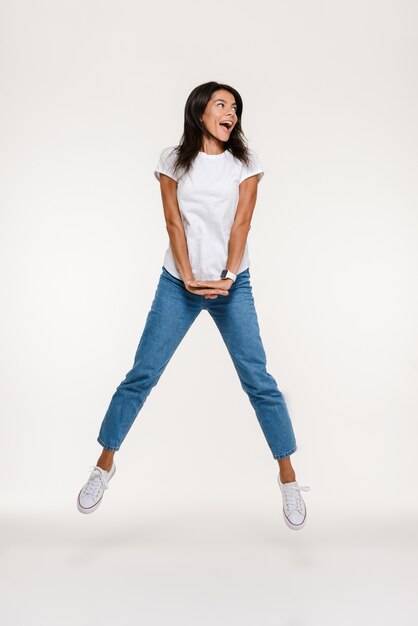 Retrato de una mujer alegre alegre saltando