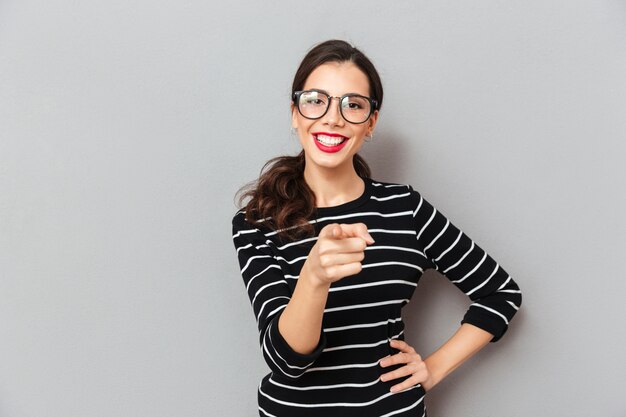 Retrato de una mujer alegre en anteojos