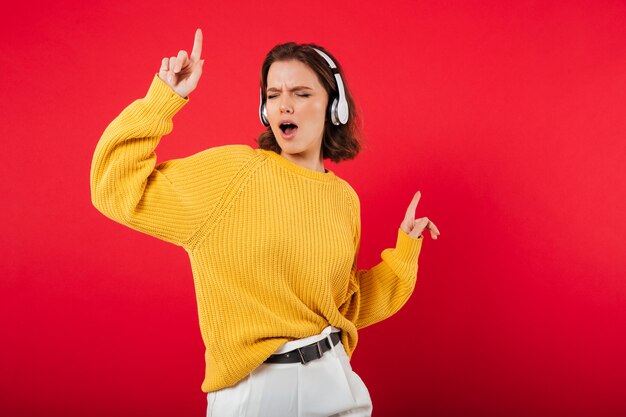 Retrato de una mujer alegre en auriculares