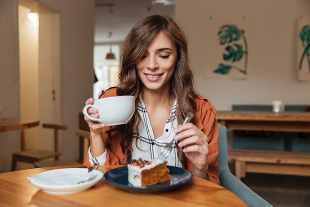 Retrato de una mujer alegre comiendo