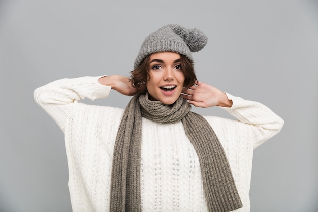 Retrato de una mujer alegre emocionada en bufanda y sombrero