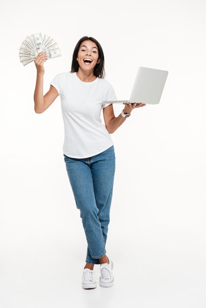 Retrato de una mujer alegre emocionada con laptop