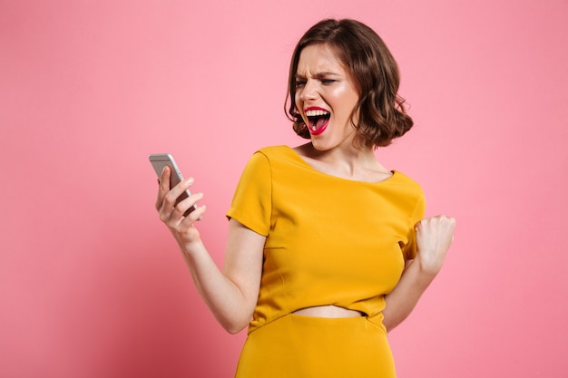 Retrato de una mujer alegre feliz celebrando el éxito