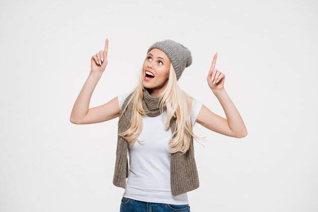 Retrato de una mujer alegre feliz con sombrero de invierno