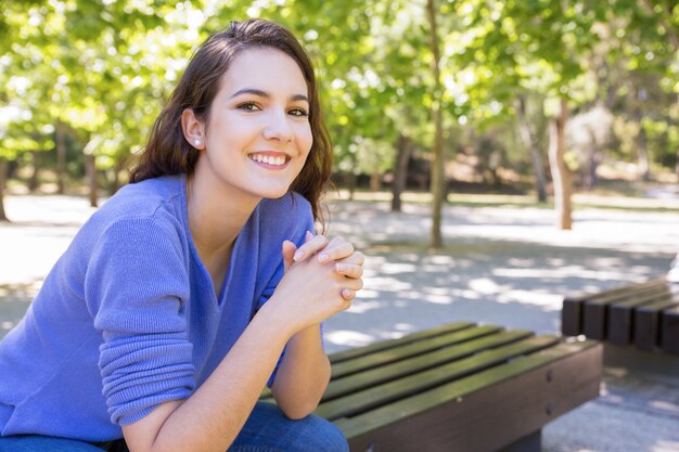 Retrato de mujer alegre pasar fin de semana en el parque