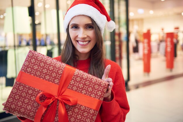 Retrato de mujer alegre con regalo de Navidad