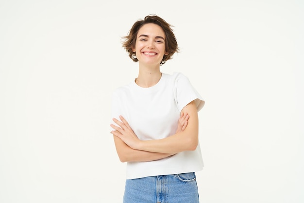 Foto gratuita retrato de una mujer alegre riendo y sonriendo con los brazos cruzados en el pecho de pie en una pose de poder segura