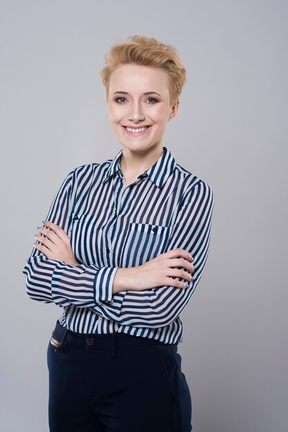 Retrato de mujer alegre en ropa elegante