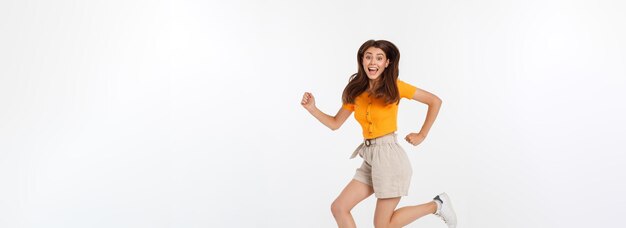 Retrato de una mujer alegre saltando en el estudio con sentimiento feliz aislado sobre fondo blanco sí