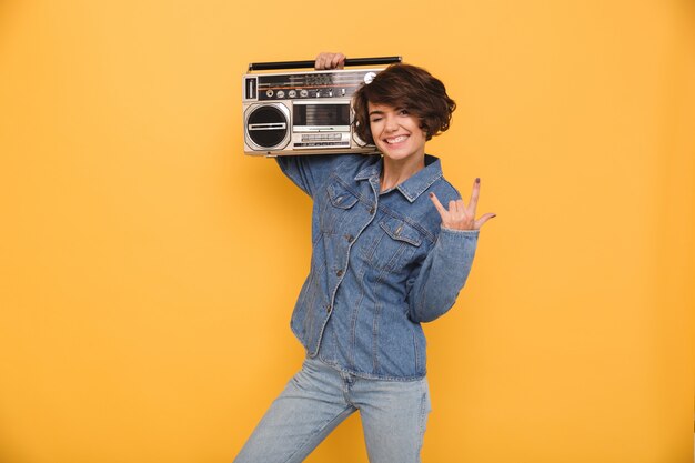 Retrato de una mujer alegre sonriente vestida con chaqueta vaquera