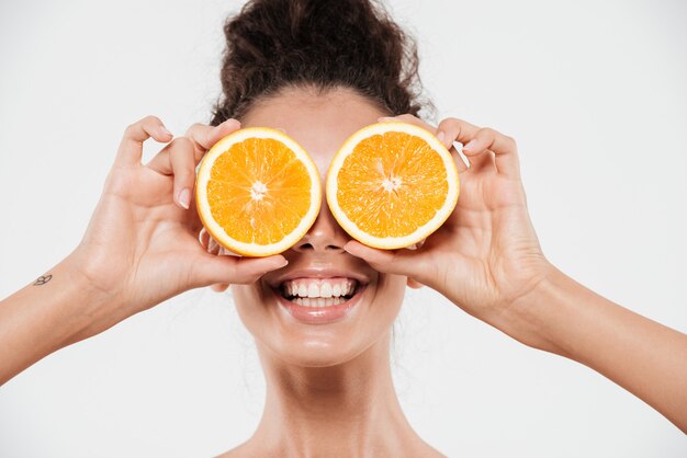 Retrato de una mujer alegre y sonriente