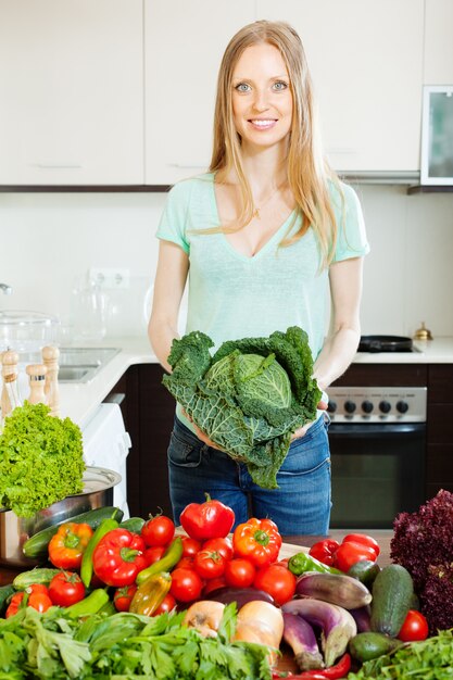 Retrato de mujer alegre con verduras crudas