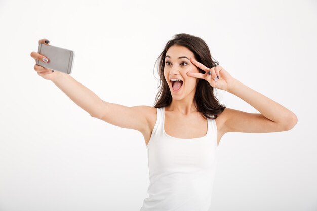 Retrato de una mujer alegre vestida con una camiseta sin mangas