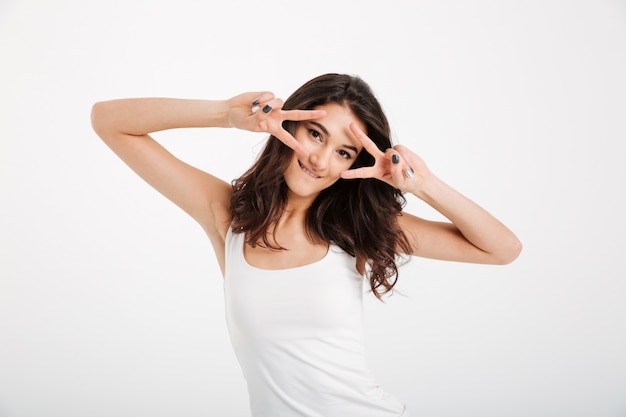 Retrato de una mujer alegre vestida con una camiseta sin mangas