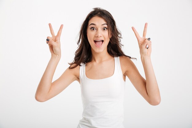 Retrato de una mujer alegre vestido con camiseta sin mangas