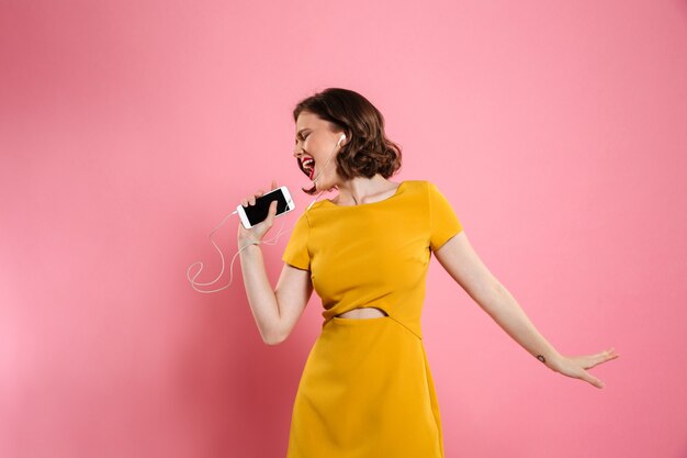 Retrato de una mujer alegre en vestido y maquillaje