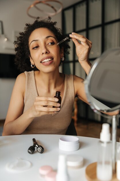 Retrato de mujer aplicando producto