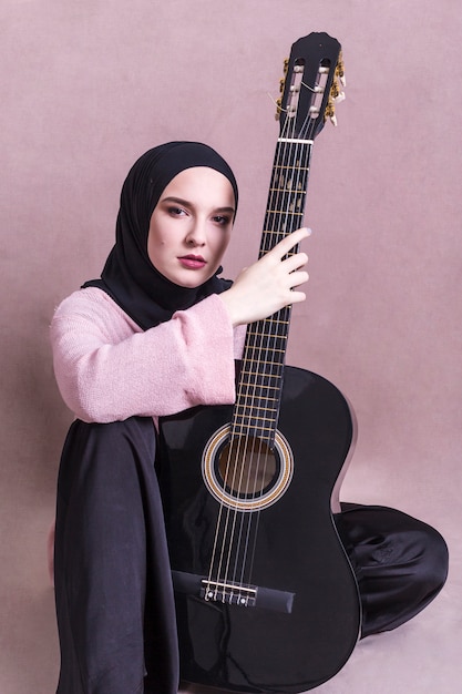 Foto gratuita retrato de mujer árabe con guitara