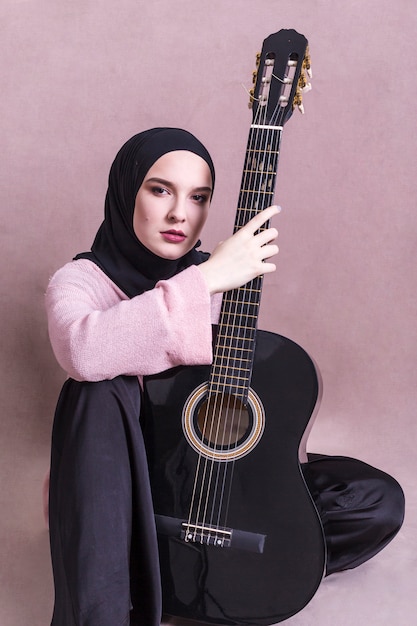 Retrato de mujer árabe con guitara