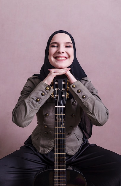 Foto gratuita retrato de mujer árabe con guitara