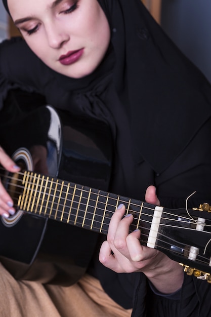 Foto gratuita retrato de mujer árabe con guitara