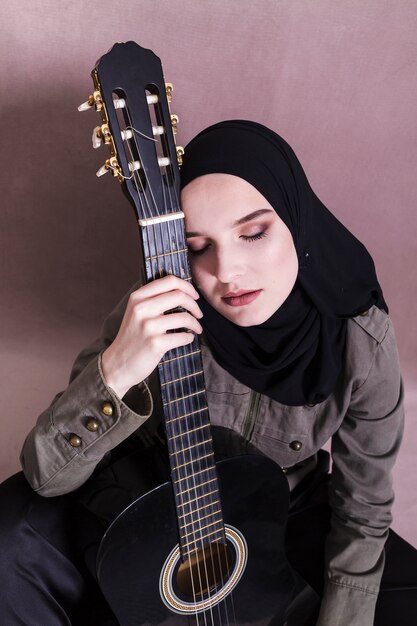 Retrato de mujer árabe con guitara