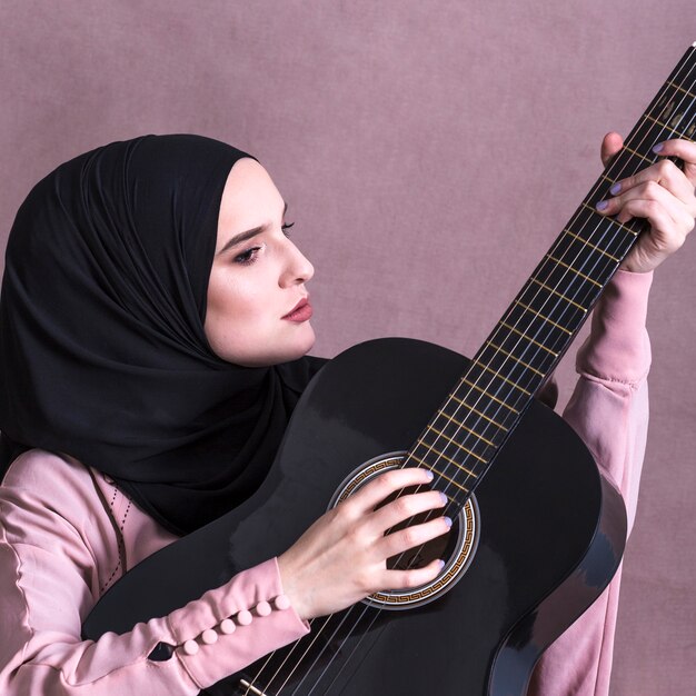 Retrato de mujer árabe con guitara