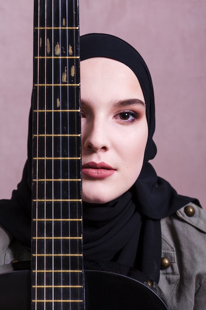 Foto gratuita retrato de mujer árabe con guitara