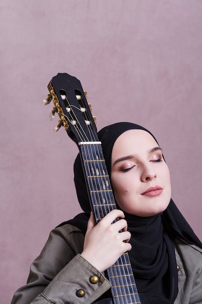 Retrato de mujer árabe con guitara