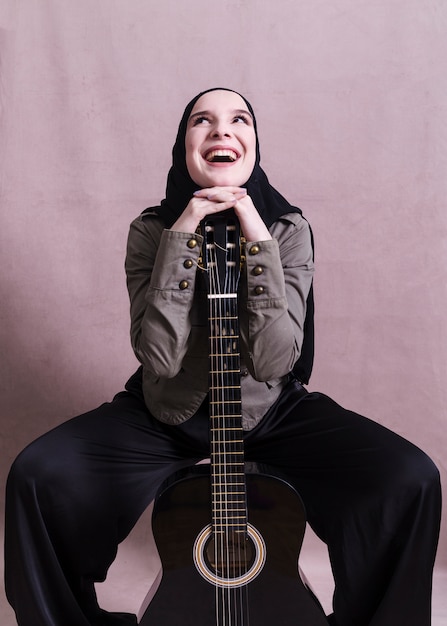 Foto gratuita retrato de mujer árabe con guitara