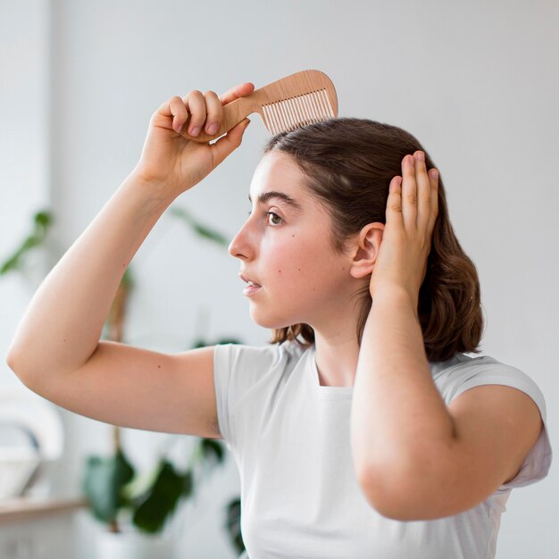 Retrato de mujer arreglando su cabello