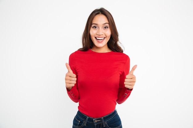 Retrato de una mujer asiática atractiva feliz