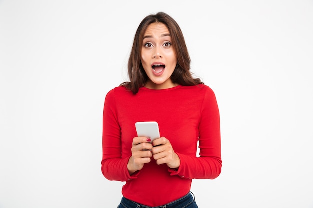 Retrato de una mujer asiática emocionada sorprendida