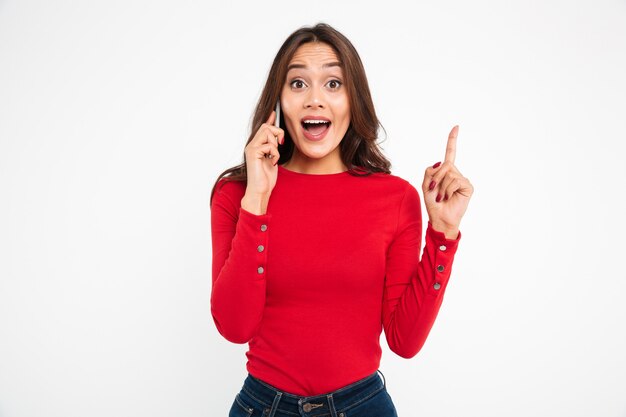 Retrato de una mujer asiática feliz hablando por teléfono móvil