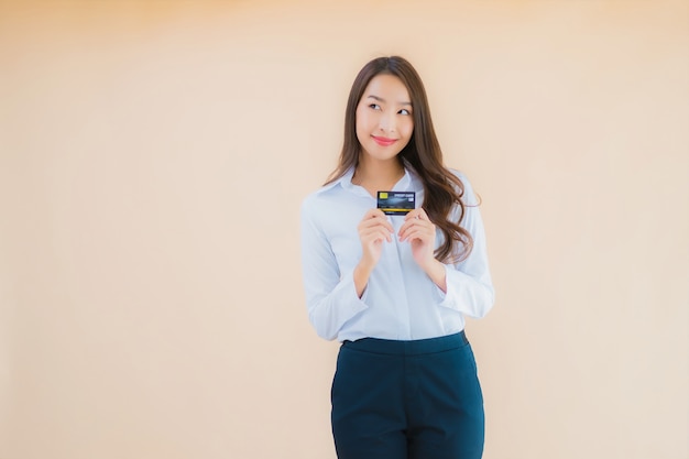 Retrato de mujer asiática hermosa joven con tarjeta de crédito