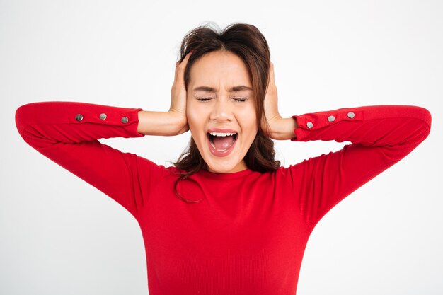 Retrato de una mujer asiática irritada molesta gritando